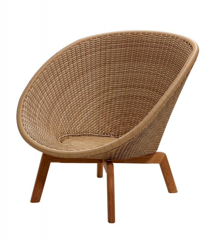 Peacock Loungesessel aus Rattan für den Außenbereich mit Holzbeinen, Cane-Line Gartenmöbel.